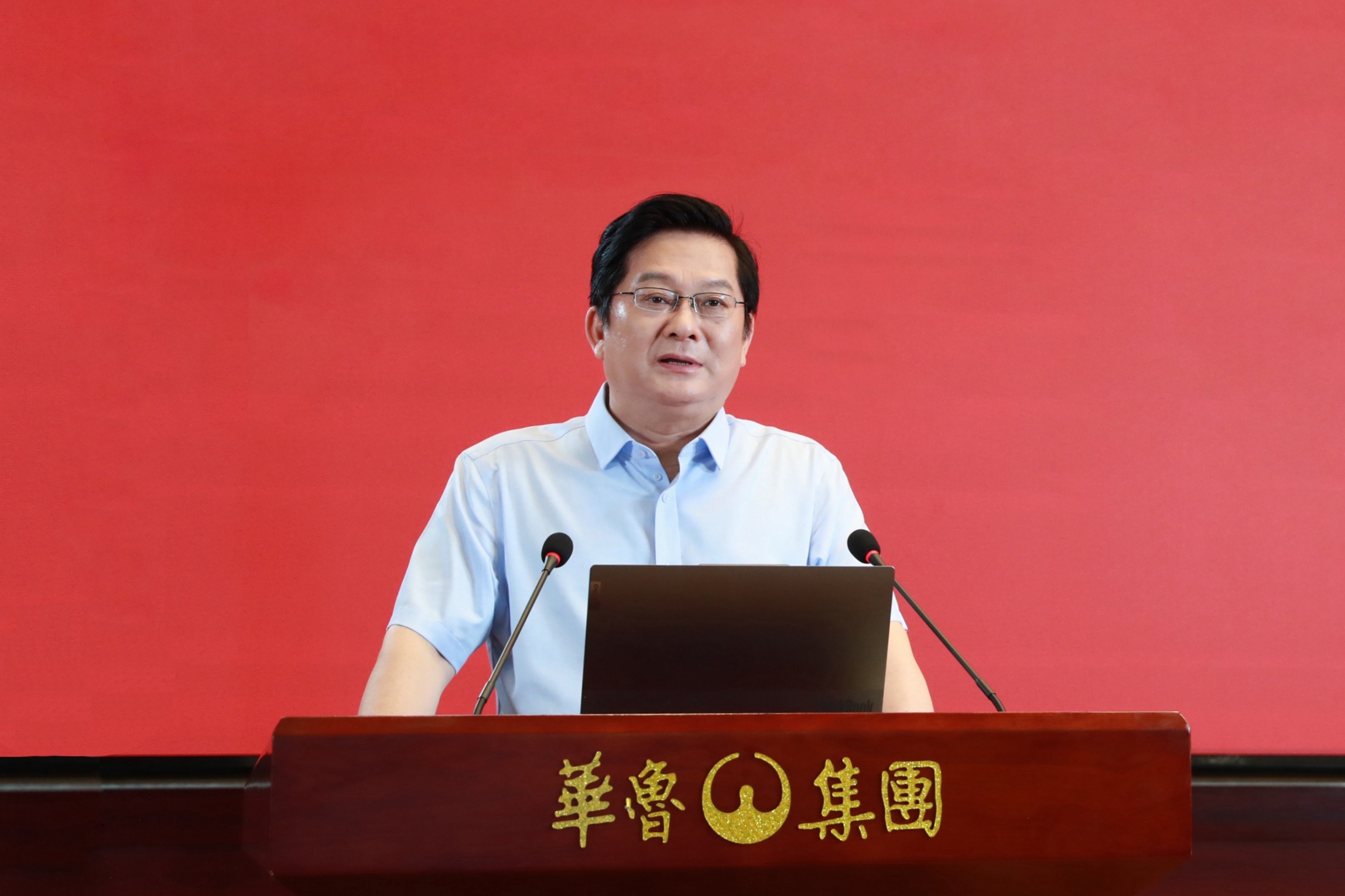 董事長(zhǎng)樊軍出席會(huì)議.jpg