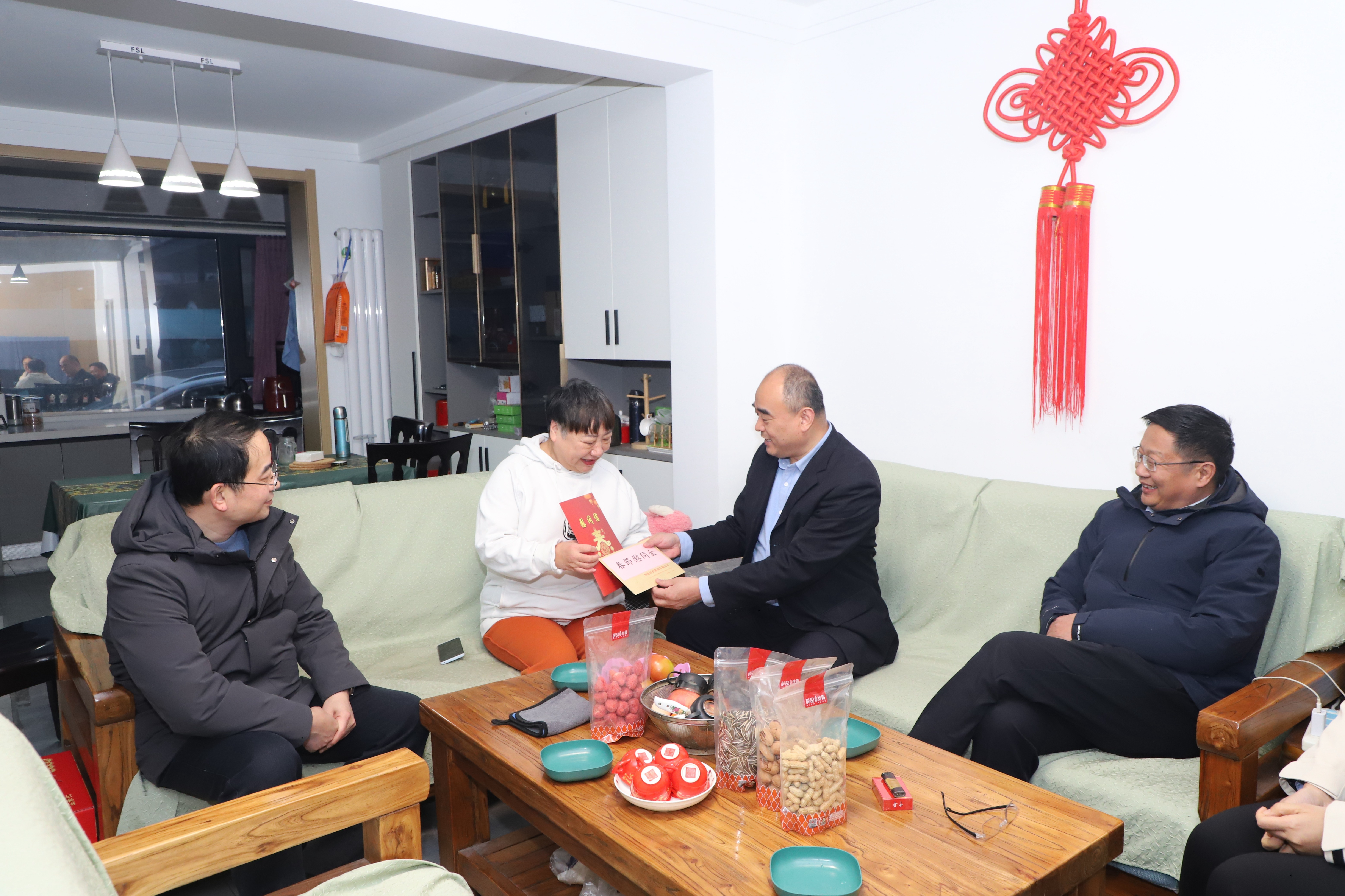 慰問(wèn)困難職工2.jpg